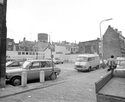 880577 Gezicht op een tijdelijk parkeerterrein aan de even zijde van de Pauwstraat te Utrecht, met op de achtergrond de ...